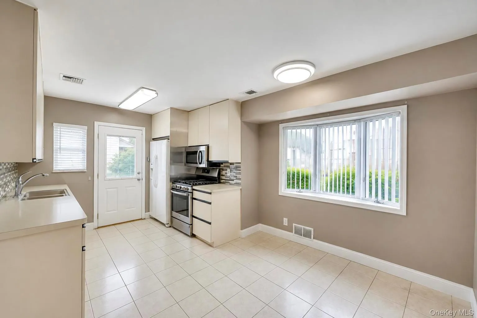 62 Wellesley Lane, Oyster Bay, NY, 4 Bedrooms Bedrooms, 8 Rooms Rooms,2 BathroomsBathrooms,Residential,For Rent,Wellesley,0,1035605 62 Wellesley Lane, Oyster Bay, NY, 4 Bedrooms Bedrooms, 8 Rooms Rooms,2 BathroomsBathrooms,Residential,For Rent,Wellesley,0,1035605