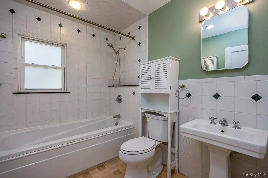 644 Gilbert Avenue, Orangetown, NY, 2 Bedrooms Bedrooms, 4 Rooms Rooms,1 BathroomBathrooms,Residential Lease,For Rent,Gilbert,0,1035664 644 Gilbert Avenue, Orangetown, NY, 2 Bedrooms Bedrooms, 4 Rooms Rooms,1 BathroomBathrooms,Residential Lease,For Rent,Gilbert,0,1035664