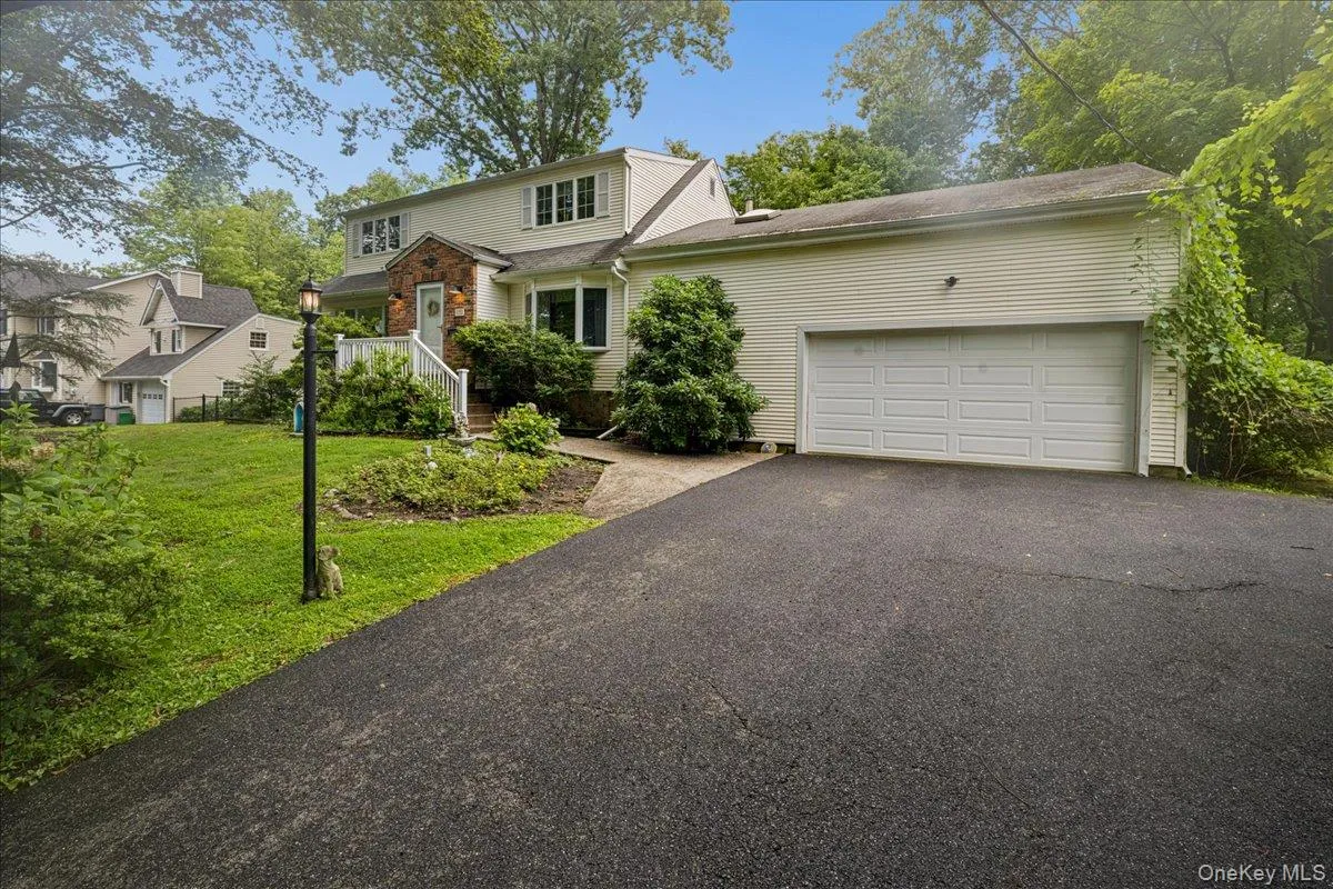 32 Carolina Drive, Clarkstown, NY, 4 Bedrooms Bedrooms, 10 Rooms Rooms,2 BathroomsBathrooms,Residential,For Rent,Carolina,0,1035674 32 Carolina Drive, Clarkstown, NY, 4 Bedrooms Bedrooms, 10 Rooms Rooms,2 BathroomsBathrooms,Residential,For Rent,Carolina,0,1035674