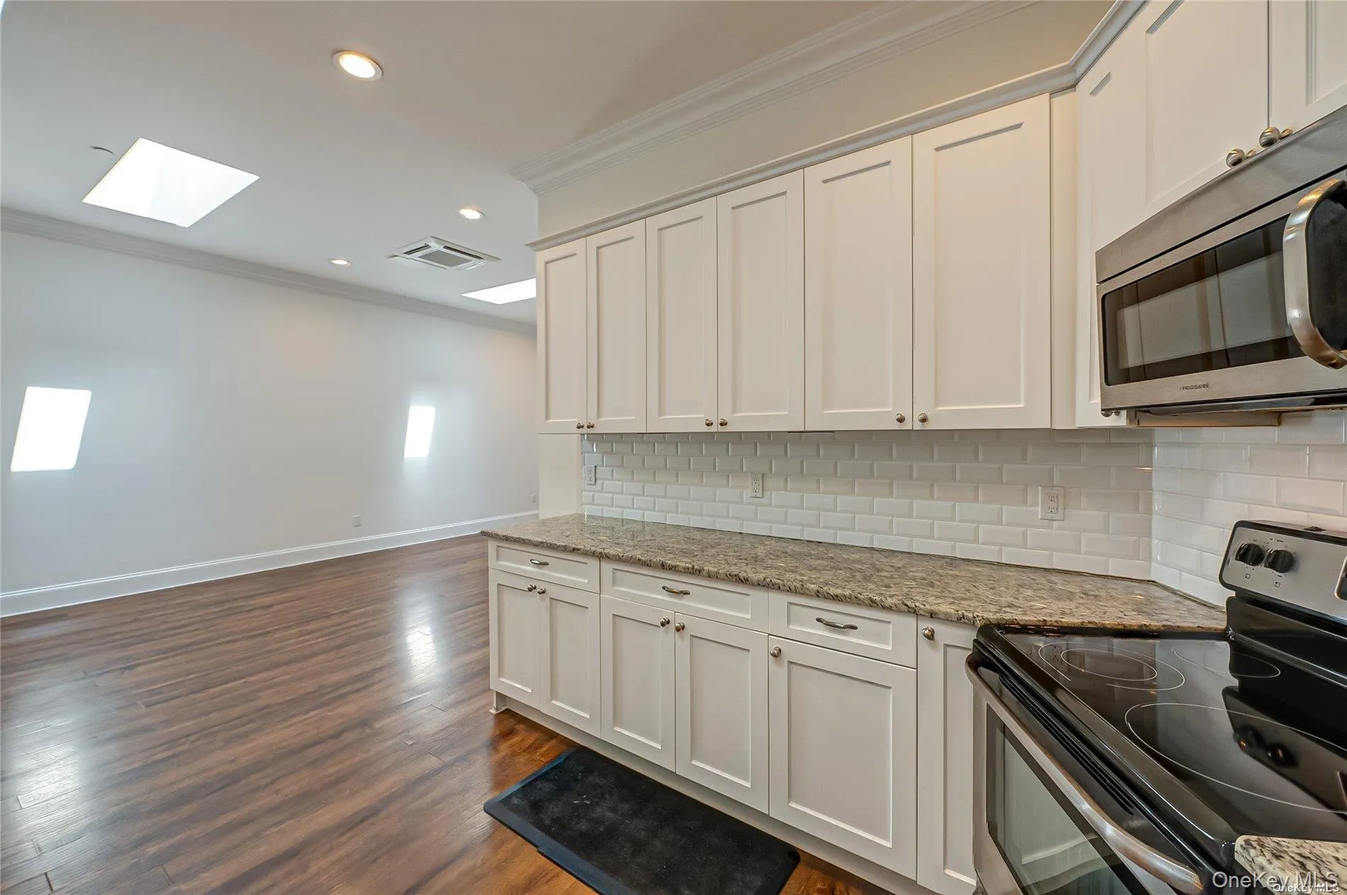 50-3A Stewart Avenue, Huntington, NY, 2 Bedrooms Bedrooms, 4 Rooms Rooms,1 BathroomBathrooms,Residential Lease,For Rent,Stewart,0,1035696 50-3A Stewart Avenue, Huntington, NY, 2 Bedrooms Bedrooms, 4 Rooms Rooms,1 BathroomBathrooms,Residential Lease,For Rent,Stewart,0,1035696