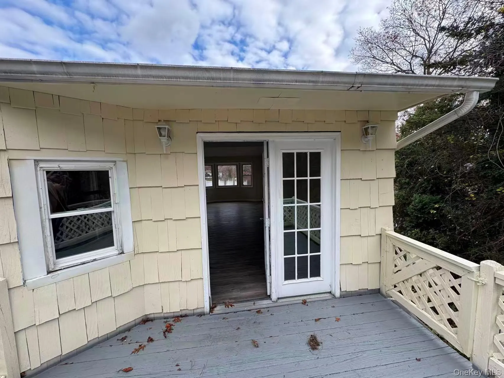Dock at 2nd floor with stairway to backyard Dock at 2nd floor with stairway to backyard