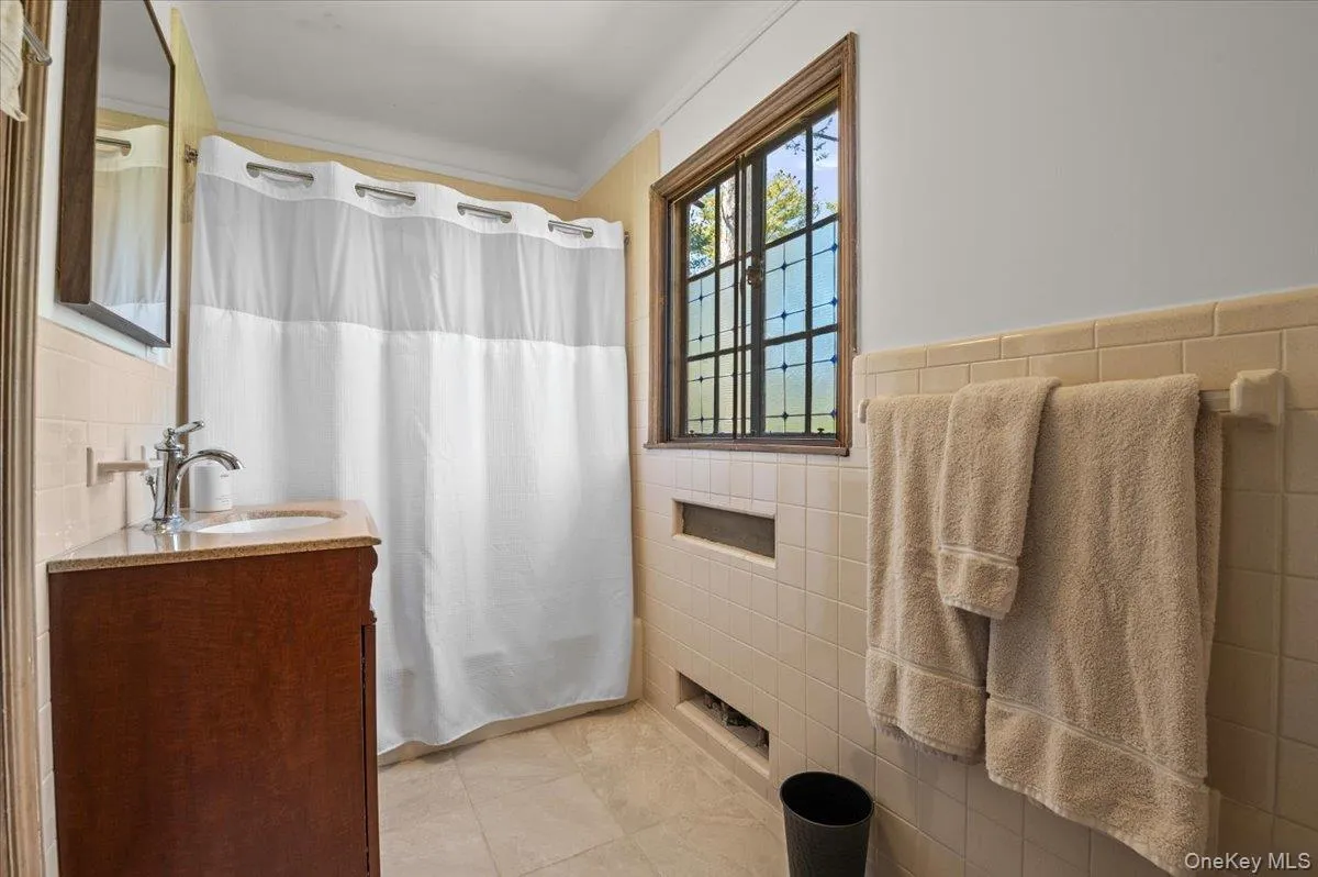 12 Hampton Road, North Hempstead, NY, 4 Bedrooms Bedrooms, 8 Rooms Rooms,3 BathroomsBathrooms,Residential Lease,For Rent,Hampton,0,1035735 12 Hampton Road, North Hempstead, NY, 4 Bedrooms Bedrooms, 8 Rooms Rooms,3 BathroomsBathrooms,Residential Lease,For Rent,Hampton,0,1035735
