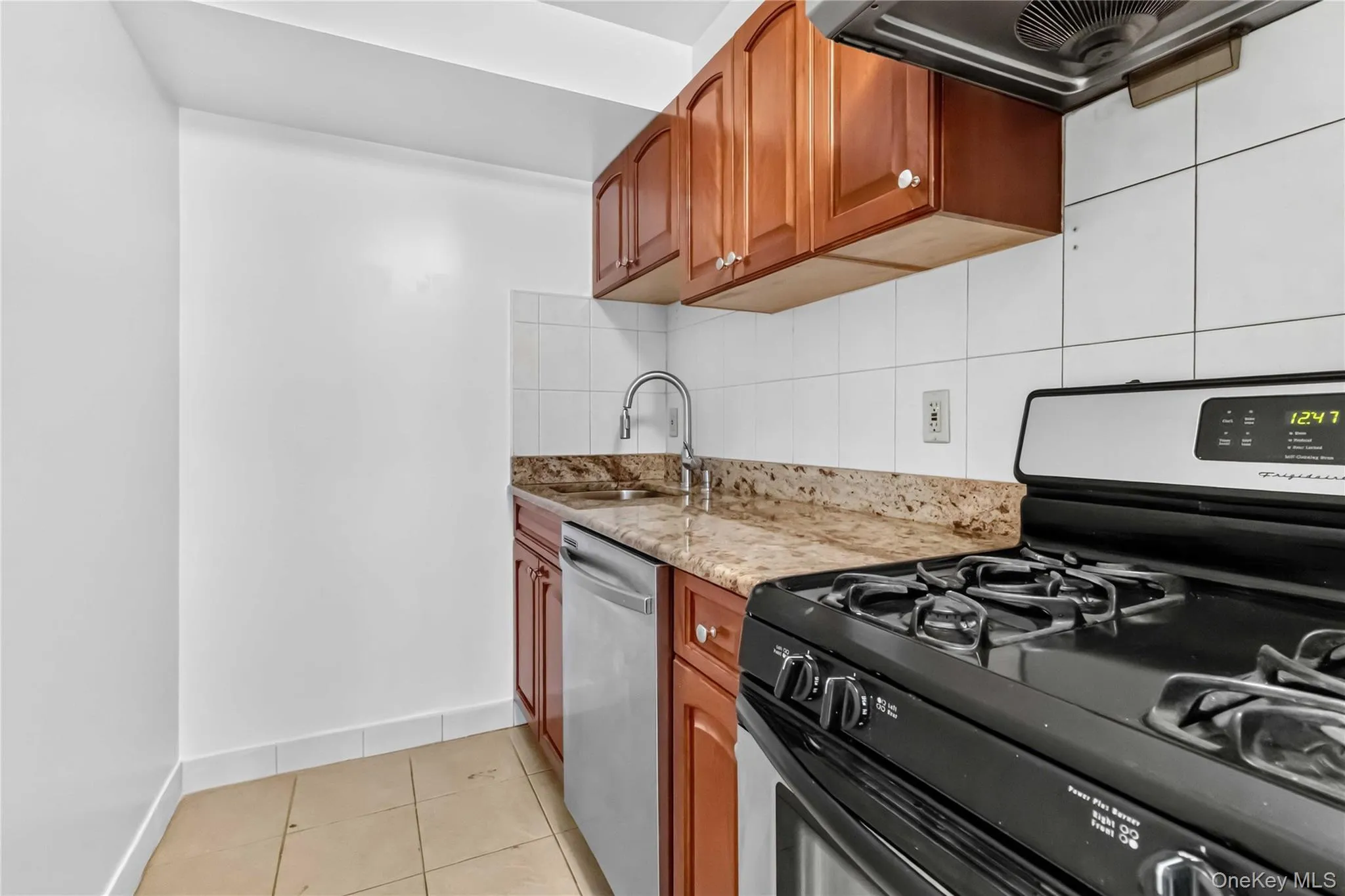 6434 Grand Central Parkway, New York, NY, 1 Bedroom Bedrooms, 2 Rooms Rooms,1 BathroomBathrooms,Residential,For Rent,Grand Central,0,1035739 6434 Grand Central Parkway, New York, NY, 1 Bedroom Bedrooms, 2 Rooms Rooms,1 BathroomBathrooms,Residential,For Rent,Grand Central,0,1035739