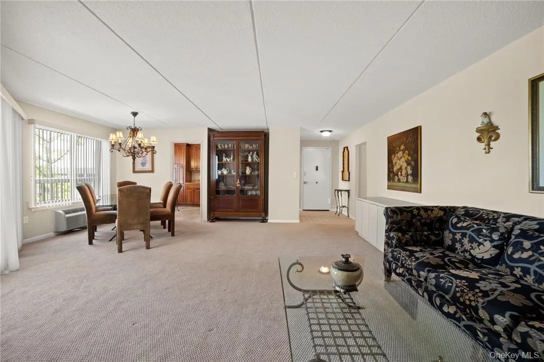 From Living Room to Da and Foyer From Living Room to Da and Foyer