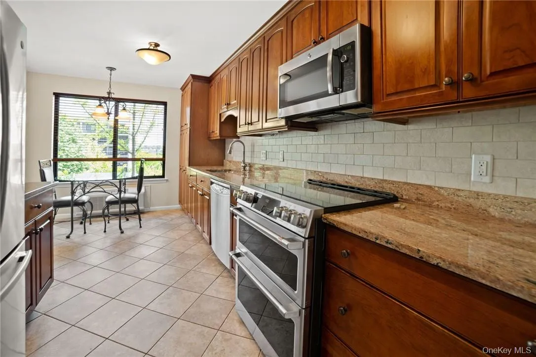 Custom Designed Kitchen, Granite Counter-High End Top of the Line Stainless Steel Appliances, Granite Counters-Custom Cabinets Custom Designed Kitchen, Granite Counter-High End Top of the Line Stainless Steel Appliances, Granite Counters-Custom Cabinets