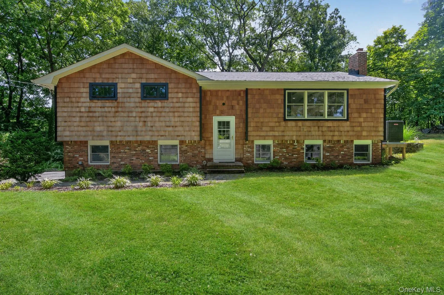 6A Rochester Court, Huntington, NY, 3 Bedrooms Bedrooms, 7 Rooms Rooms,2 BathroomsBathrooms,Residential,For Rent,Rochester,0,1035752 6A Rochester Court, Huntington, NY, 3 Bedrooms Bedrooms, 7 Rooms Rooms,2 BathroomsBathrooms,Residential,For Rent,Rochester,0,1035752