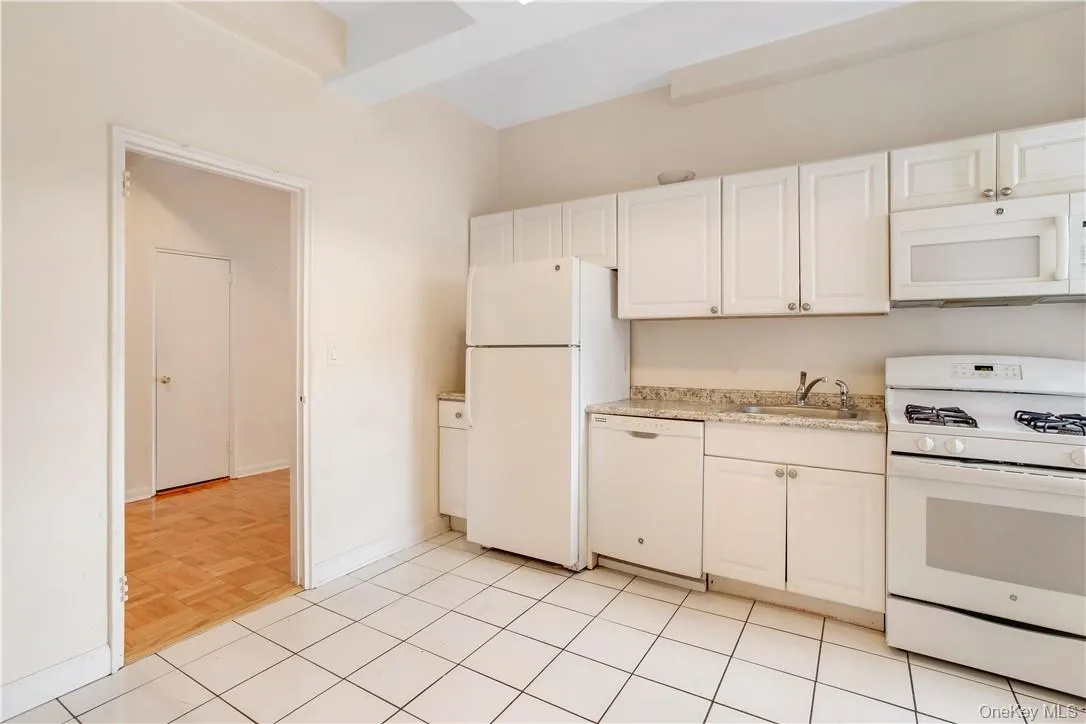 411 Bronx River Road, Yonkers, NY, 1 Bedroom Bedrooms, 4 Rooms Rooms,1 BathroomBathrooms,Residential Lease,For Rent,Bronx River,0,1035786 411 Bronx River Road, Yonkers, NY, 1 Bedroom Bedrooms, 4 Rooms Rooms,1 BathroomBathrooms,Residential Lease,For Rent,Bronx River,0,1035786