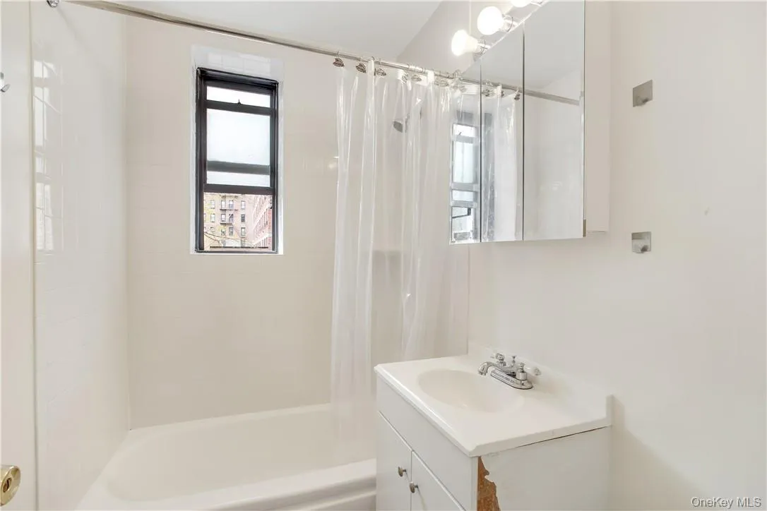 411 Bronx River Road, Yonkers, NY, 1 Bedroom Bedrooms, 4 Rooms Rooms,1 BathroomBathrooms,Residential Lease,For Rent,Bronx River,0,1035786 411 Bronx River Road, Yonkers, NY, 1 Bedroom Bedrooms, 4 Rooms Rooms,1 BathroomBathrooms,Residential Lease,For Rent,Bronx River,0,1035786