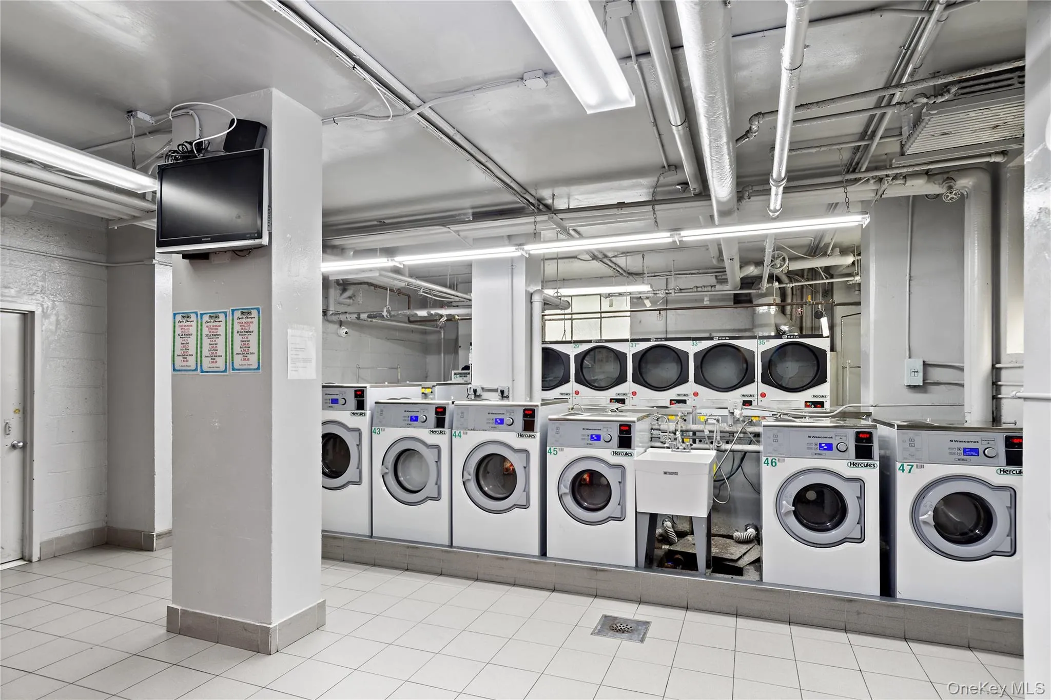 Common laundry room Common laundry room