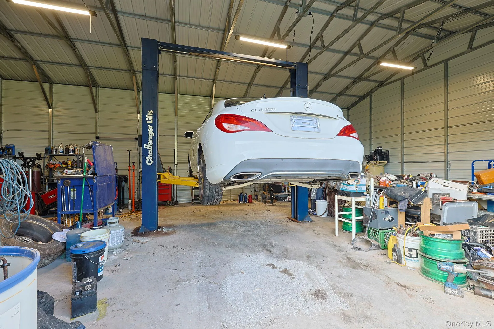 Lift in garage! Lift in garage!