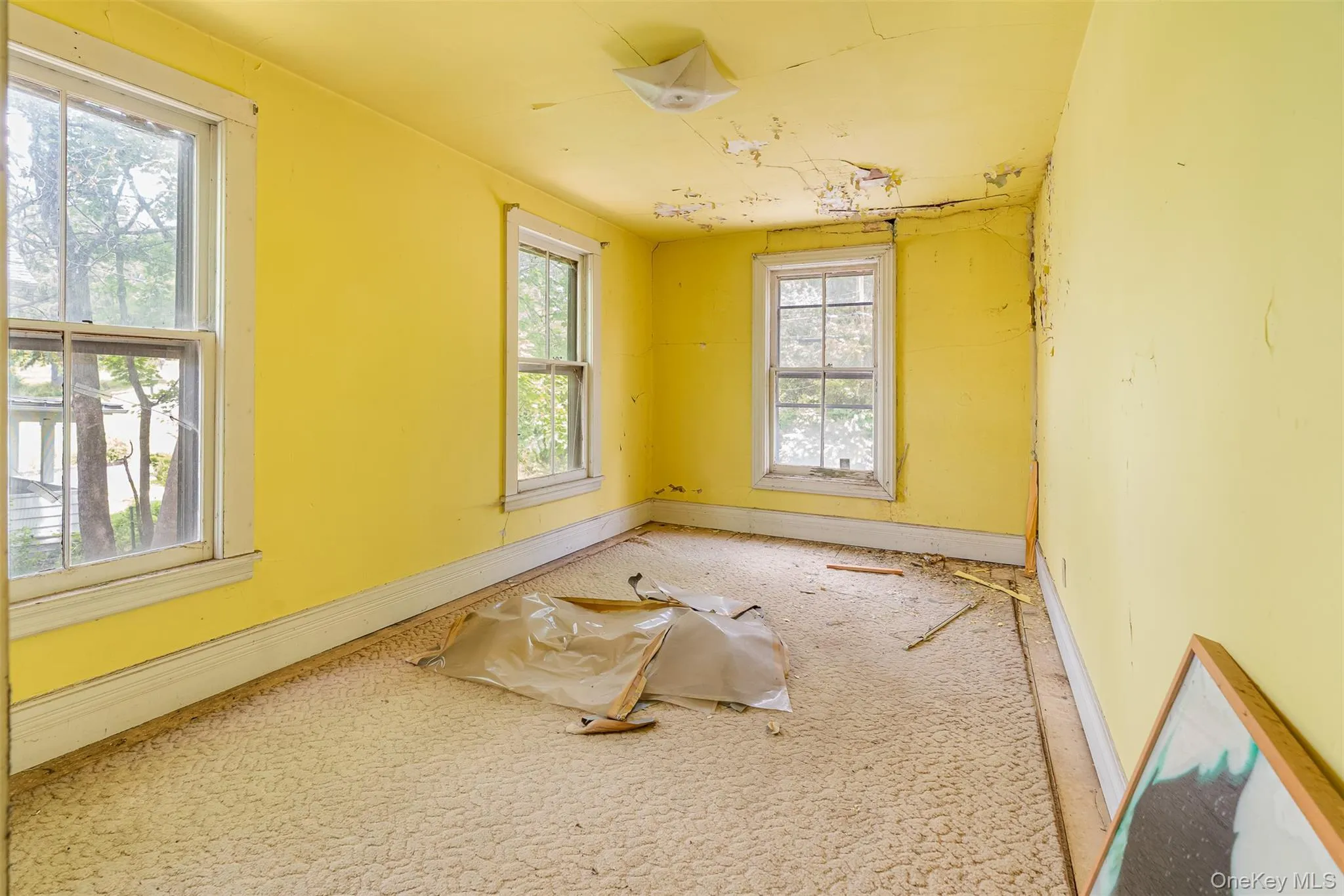 Unfurnished room featuring healthy amount of natural light Unfurnished room featuring healthy amount of natural light