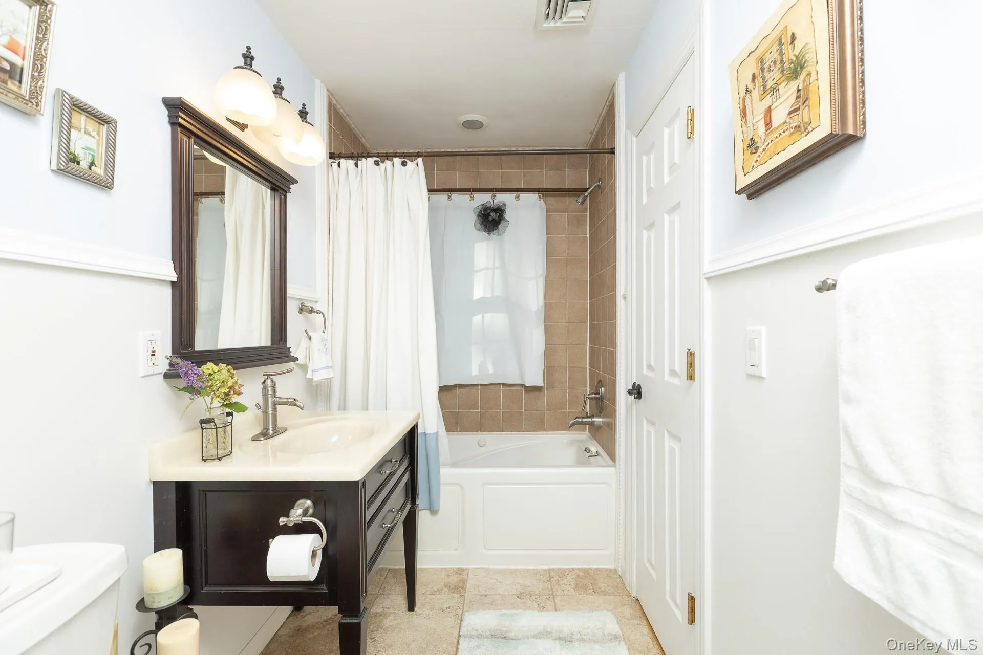 Upstairs Full Bathroom Upstairs Full Bathroom