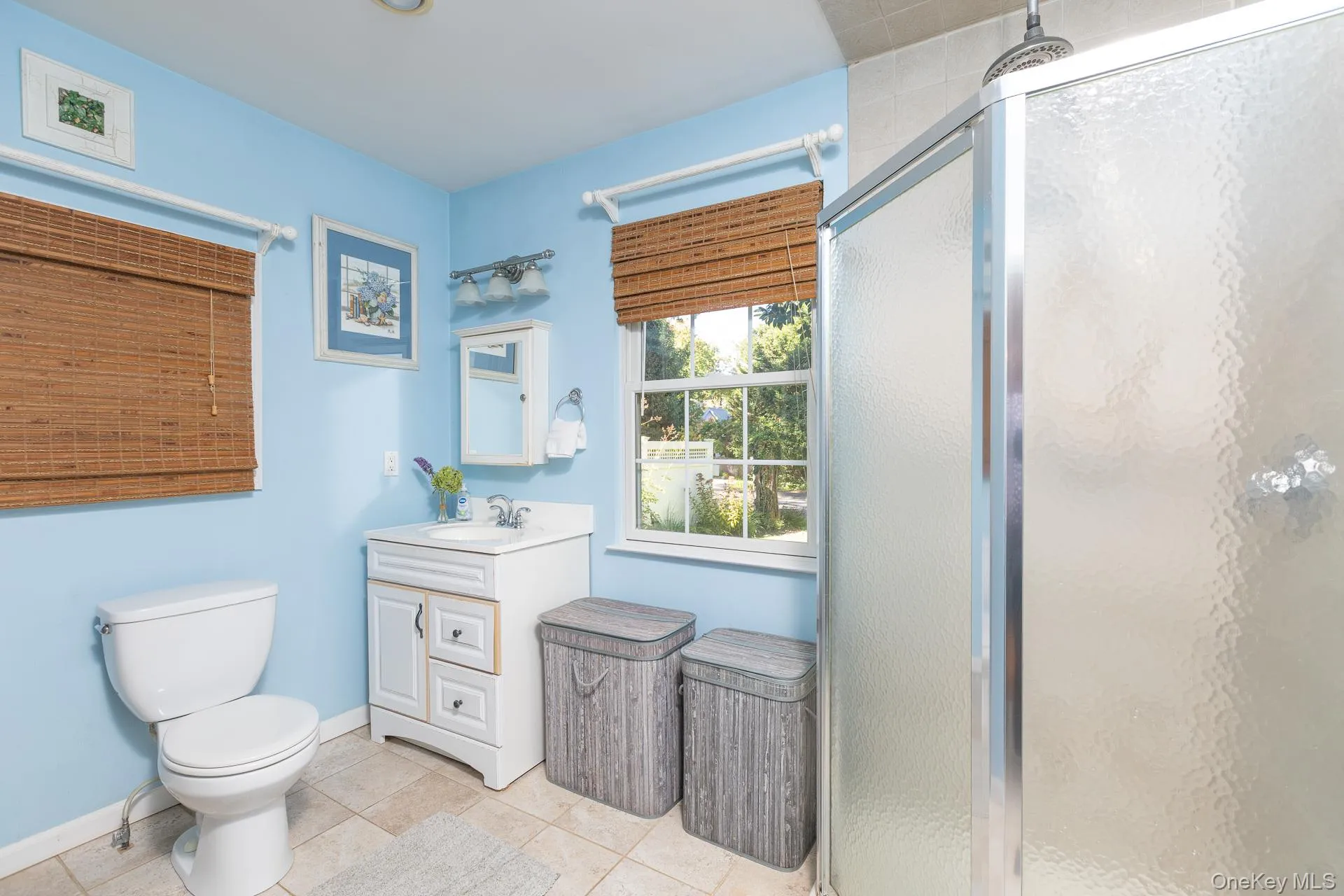 Main Floor Full Bath & Laundry Room Main Floor Full Bath & Laundry Room