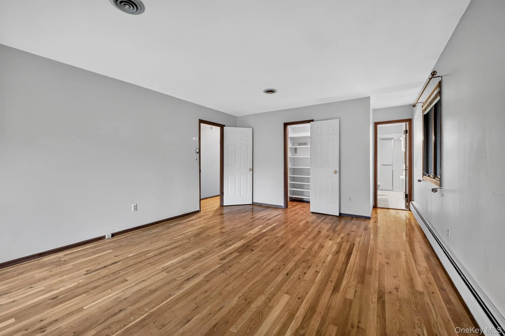 Hardwood flooring, light gray wall finishes, built-in closet , en-suite Hardwood flooring, light gray wall finishes, built-in closet , en-suite