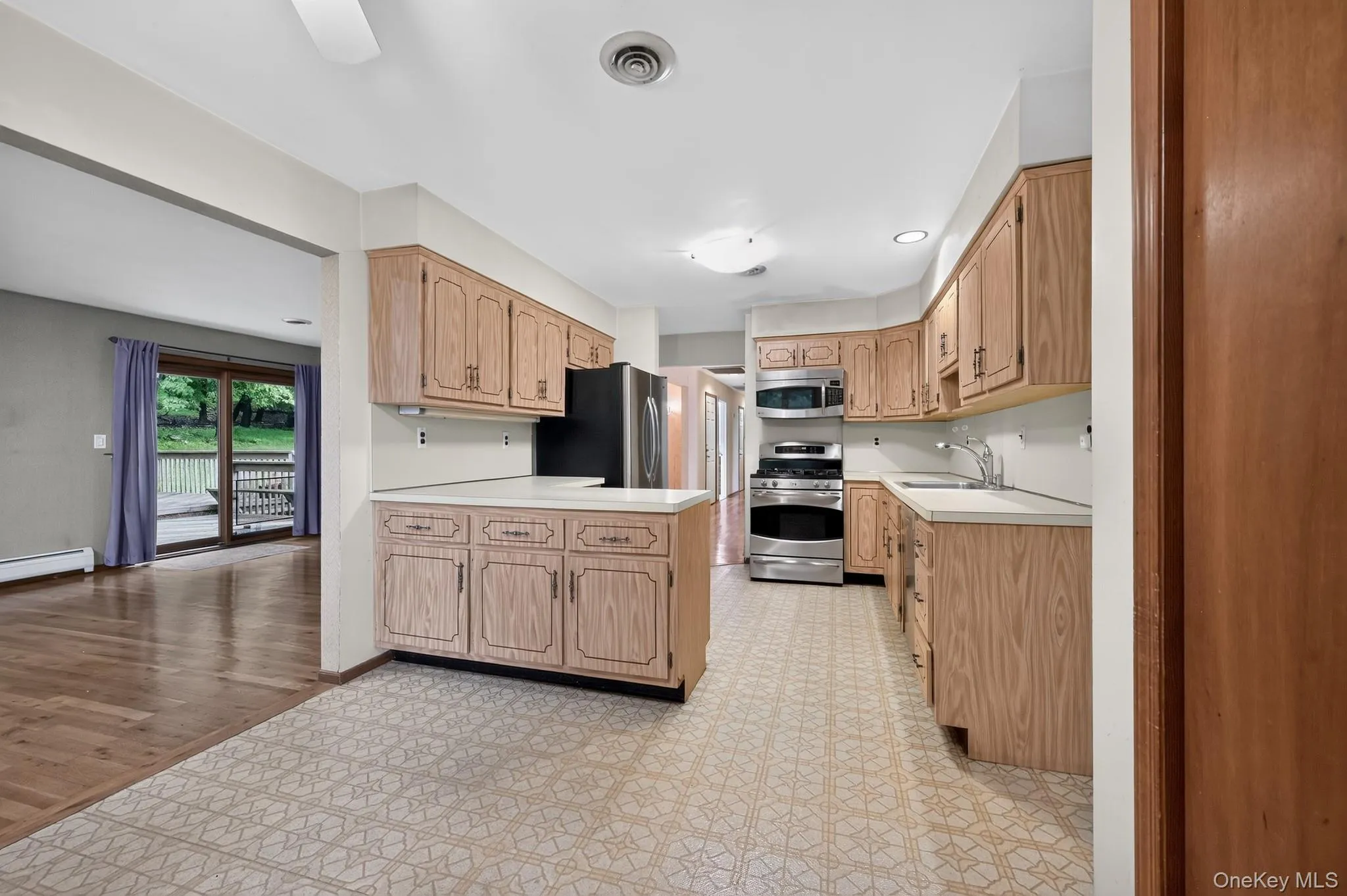 Eat-in-Kitchen with stainless steel appliances Eat-in-Kitchen with stainless steel appliances
