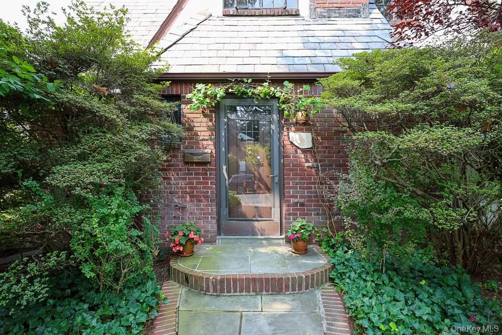 8654 Somerset Street, New York, NY, 3 Bedrooms Bedrooms, 8 Rooms Rooms,2 BathroomsBathrooms,Residential,For Rent,Somerset,0,1035895 8654 Somerset Street, New York, NY, 3 Bedrooms Bedrooms, 8 Rooms Rooms,2 BathroomsBathrooms,Residential,For Rent,Somerset,0,1035895