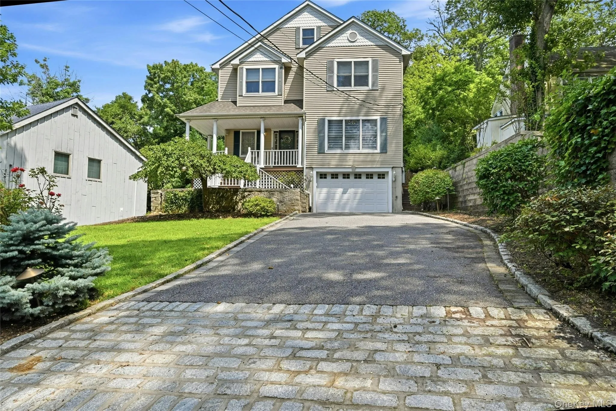 Plenty of driveway parking and 2.5 car garage Plenty of driveway parking and 2.5 car garage