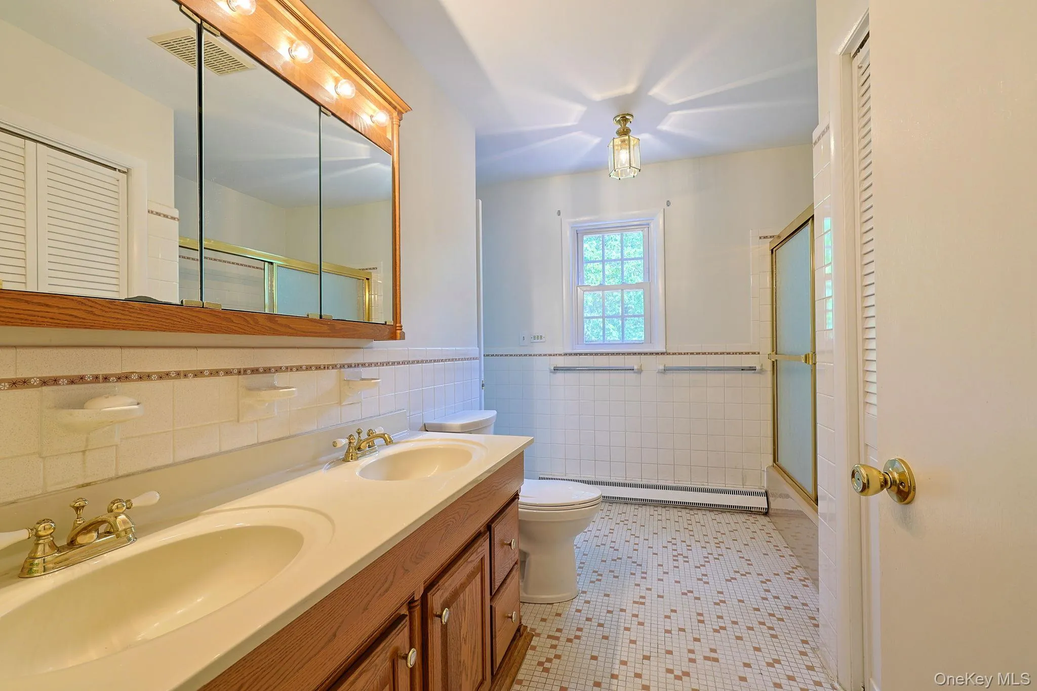 Full bathroom on upper level Full bathroom on upper level