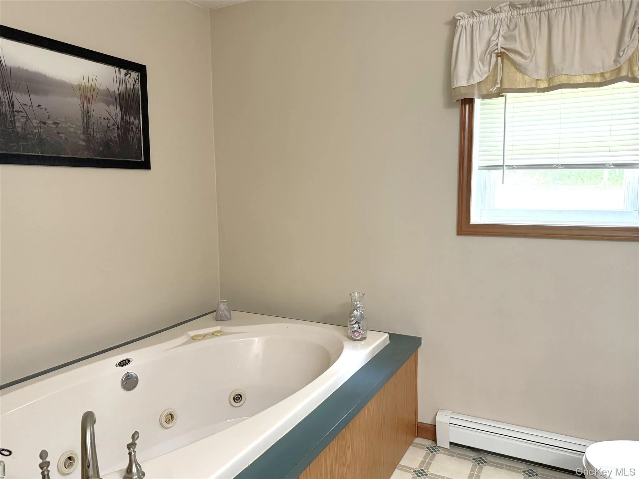 Spacious ensuite also offers a shower. Spacious ensuite also offers a shower.