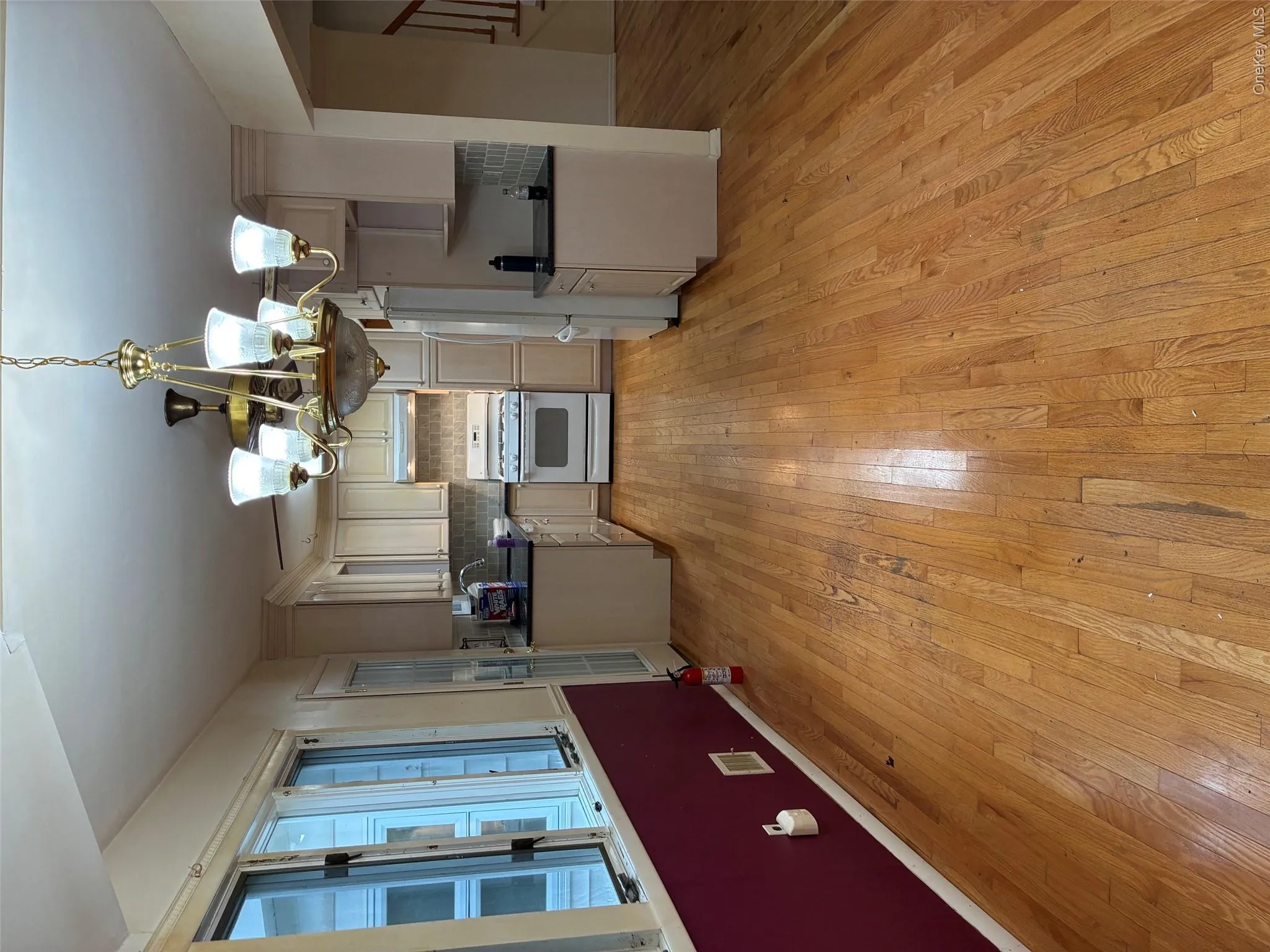 Oak Floors throughout main floor to Kitchen Oak Floors throughout main floor to Kitchen