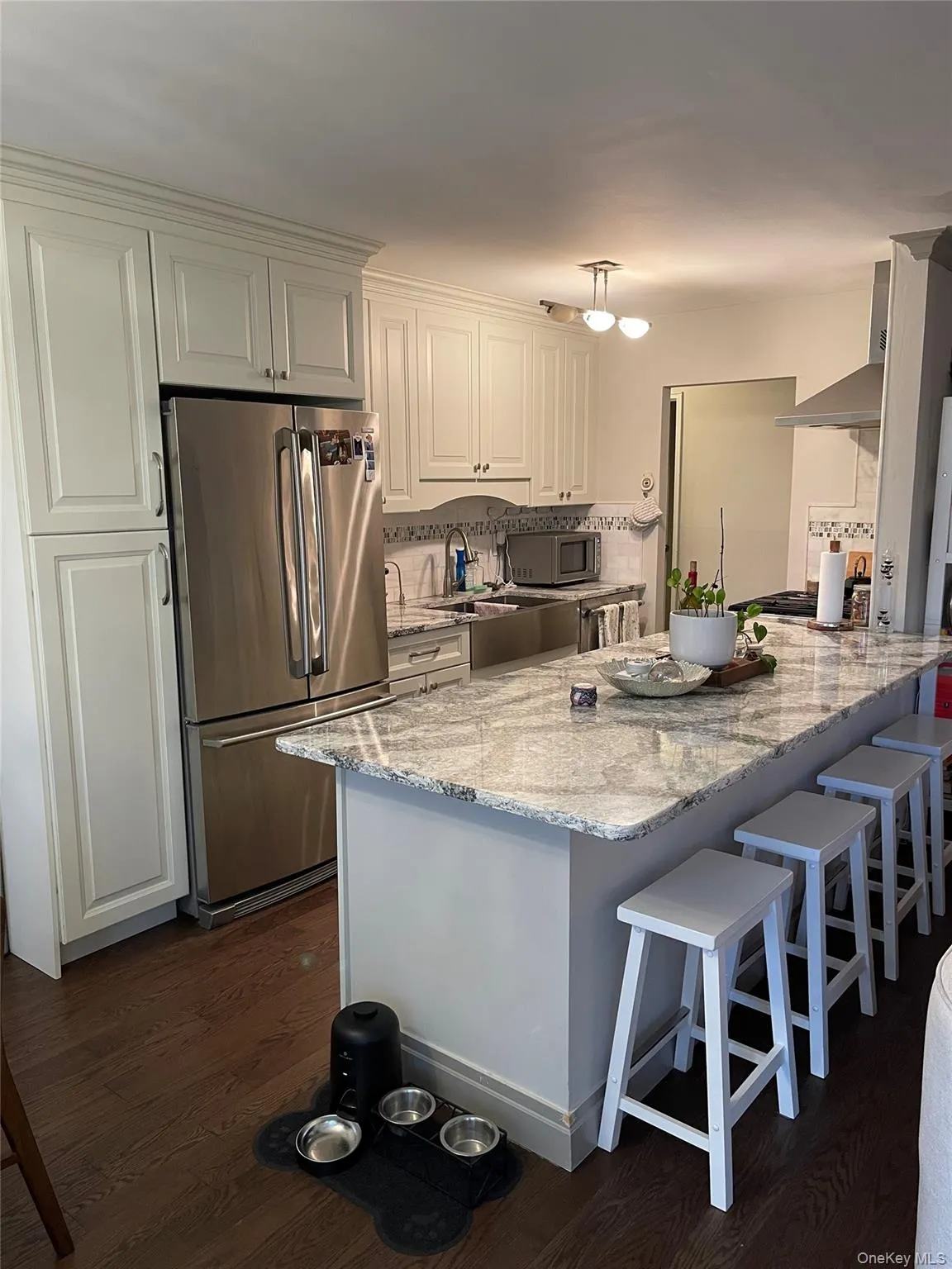 Kitchen with island Kitchen with island