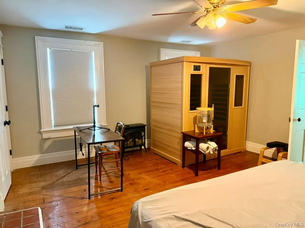 Large Bdrm w/sauna Large Bdrm w/sauna