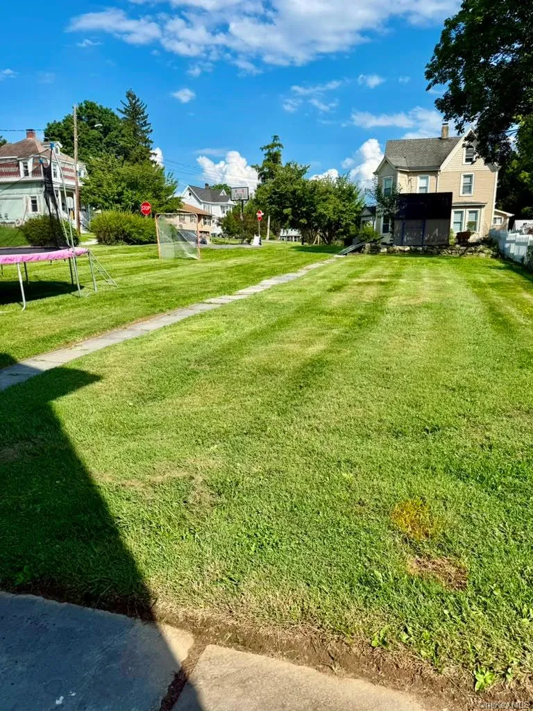 Nice yard. Nice yard.