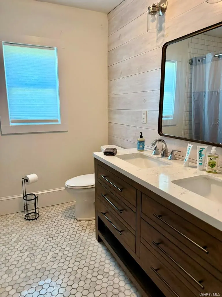 Full bath w/double sinks Full bath w/double sinks