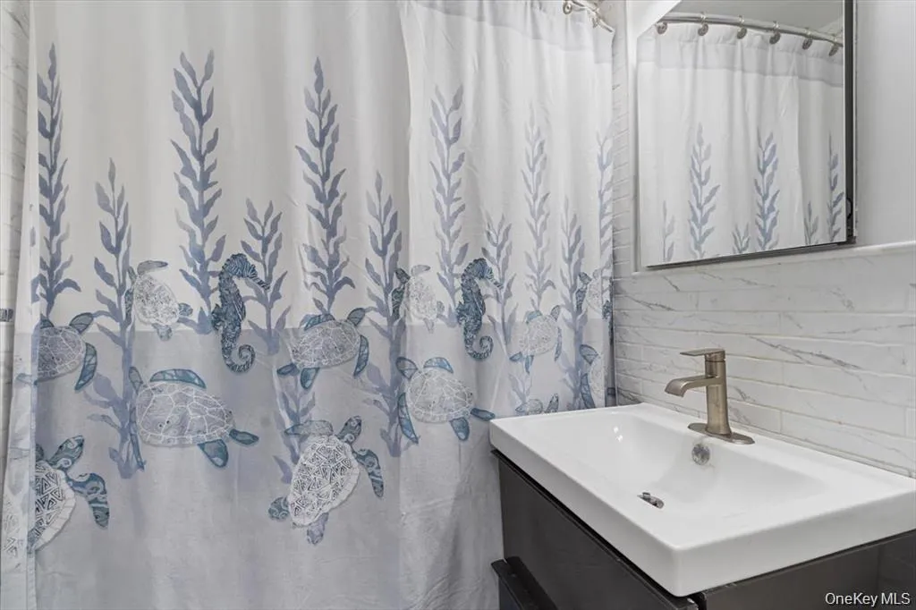 5425 Valles Avenue, New York, NY, 2 Bedrooms Bedrooms, 4 Rooms Rooms,1 BathroomBathrooms,Residential,For Rent,Valles,0,1036091 5425 Valles Avenue, New York, NY, 2 Bedrooms Bedrooms, 4 Rooms Rooms,1 BathroomBathrooms,Residential,For Rent,Valles,0,1036091