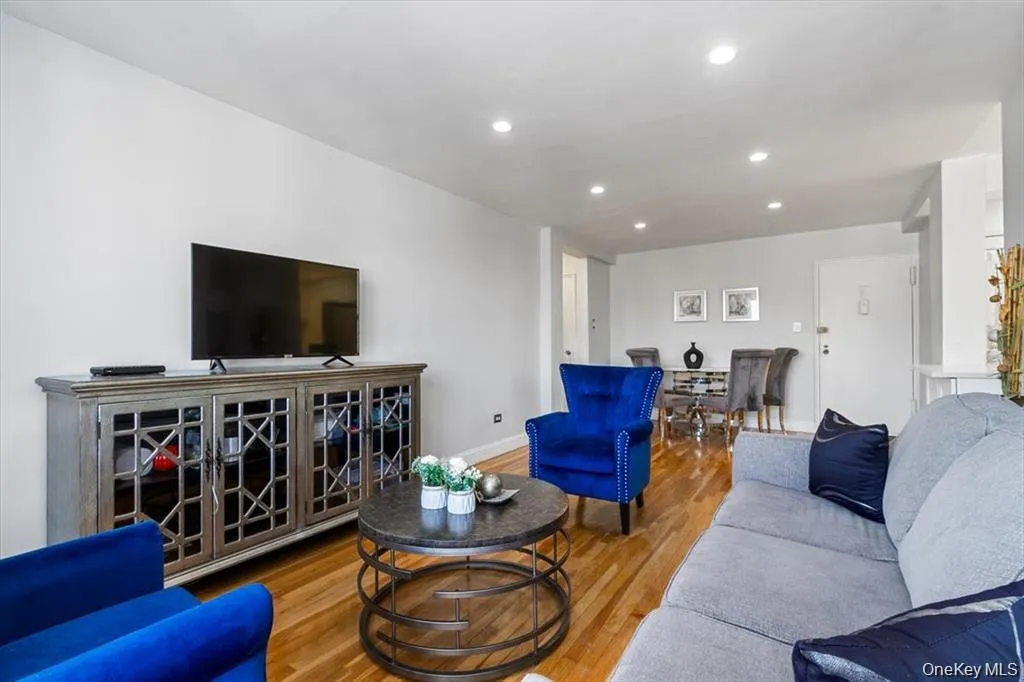 5425 Valles Avenue, New York, NY, 2 Bedrooms Bedrooms, 4 Rooms Rooms,1 BathroomBathrooms,Residential,For Rent,Valles,0,1036091 5425 Valles Avenue, New York, NY, 2 Bedrooms Bedrooms, 4 Rooms Rooms,1 BathroomBathrooms,Residential,For Rent,Valles,0,1036091