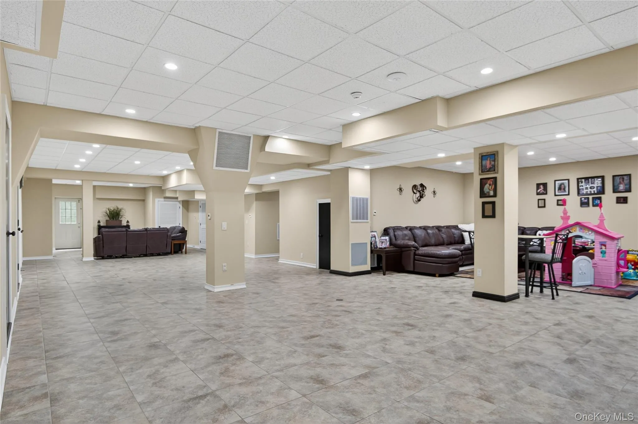 23 Gloria Lane, Huntington, NY, 6 Bedrooms Bedrooms, 15 Rooms Rooms,6 BathroomsBathrooms,Residential,For Rent,Gloria,0,1036110 23 Gloria Lane, Huntington, NY, 6 Bedrooms Bedrooms, 15 Rooms Rooms,6 BathroomsBathrooms,Residential,For Rent,Gloria,0,1036110