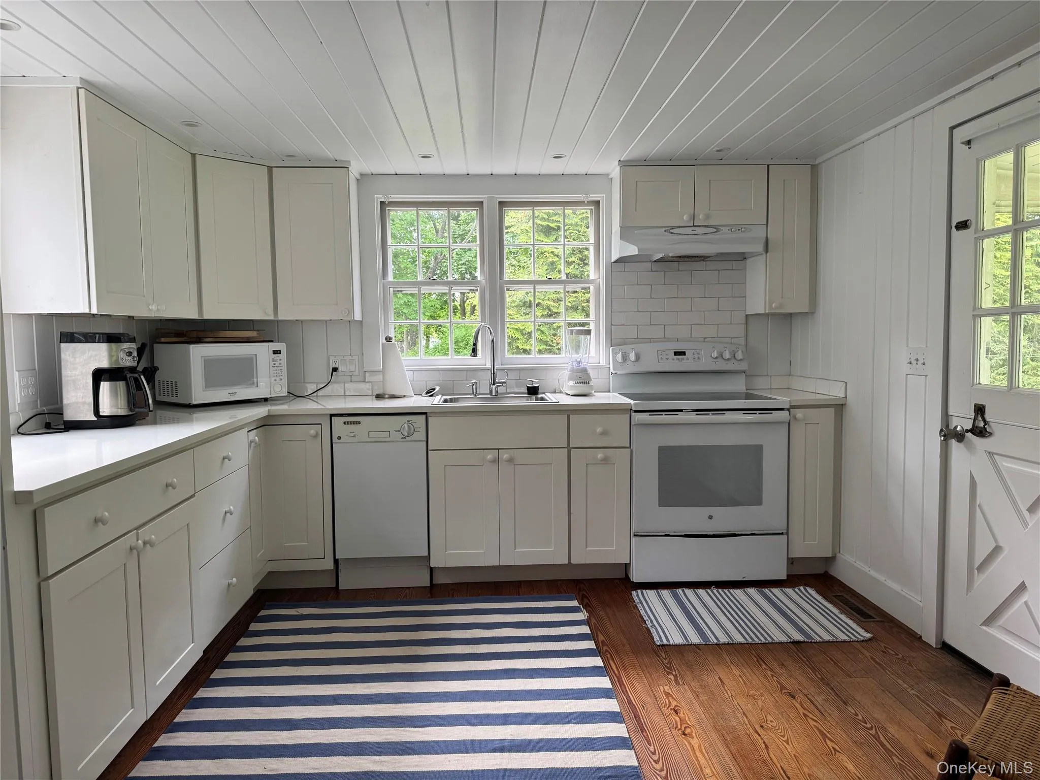 21 Elm Street, Southampton, NY, 3 Bedrooms Bedrooms, 6 Rooms Rooms,2 BathroomsBathrooms,Residential Lease,For Rent,Elm Street,0,1036139 21 Elm Street, Southampton, NY, 3 Bedrooms Bedrooms, 6 Rooms Rooms,2 BathroomsBathrooms,Residential Lease,For Rent,Elm Street,0,1036139