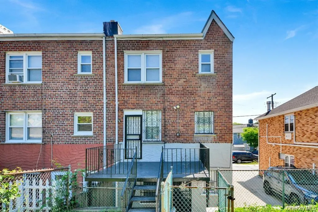 561 Logan Avenue, New York, NY, 3 Bedrooms Bedrooms, 4 Rooms Rooms,2 BathroomsBathrooms,Residential Lease,For Rent,Logan,0,1036140 561 Logan Avenue, New York, NY, 3 Bedrooms Bedrooms, 4 Rooms Rooms,2 BathroomsBathrooms,Residential Lease,For Rent,Logan,0,1036140