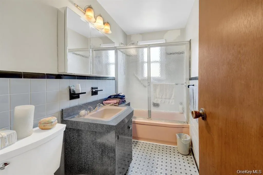 561 Logan Avenue, New York, NY, 3 Bedrooms Bedrooms, 4 Rooms Rooms,2 BathroomsBathrooms,Residential Lease,For Rent,Logan,0,1036140 561 Logan Avenue, New York, NY, 3 Bedrooms Bedrooms, 4 Rooms Rooms,2 BathroomsBathrooms,Residential Lease,For Rent,Logan,0,1036140