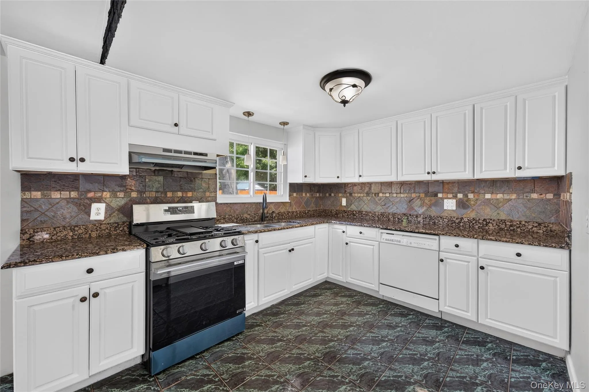 3 Lee Place, Brookhaven, NY, 5 Bedrooms Bedrooms, 7 Rooms Rooms,3 BathroomsBathrooms,Residential,For Rent,Lee,0,1036168 3 Lee Place, Brookhaven, NY, 5 Bedrooms Bedrooms, 7 Rooms Rooms,3 BathroomsBathrooms,Residential,For Rent,Lee,0,1036168