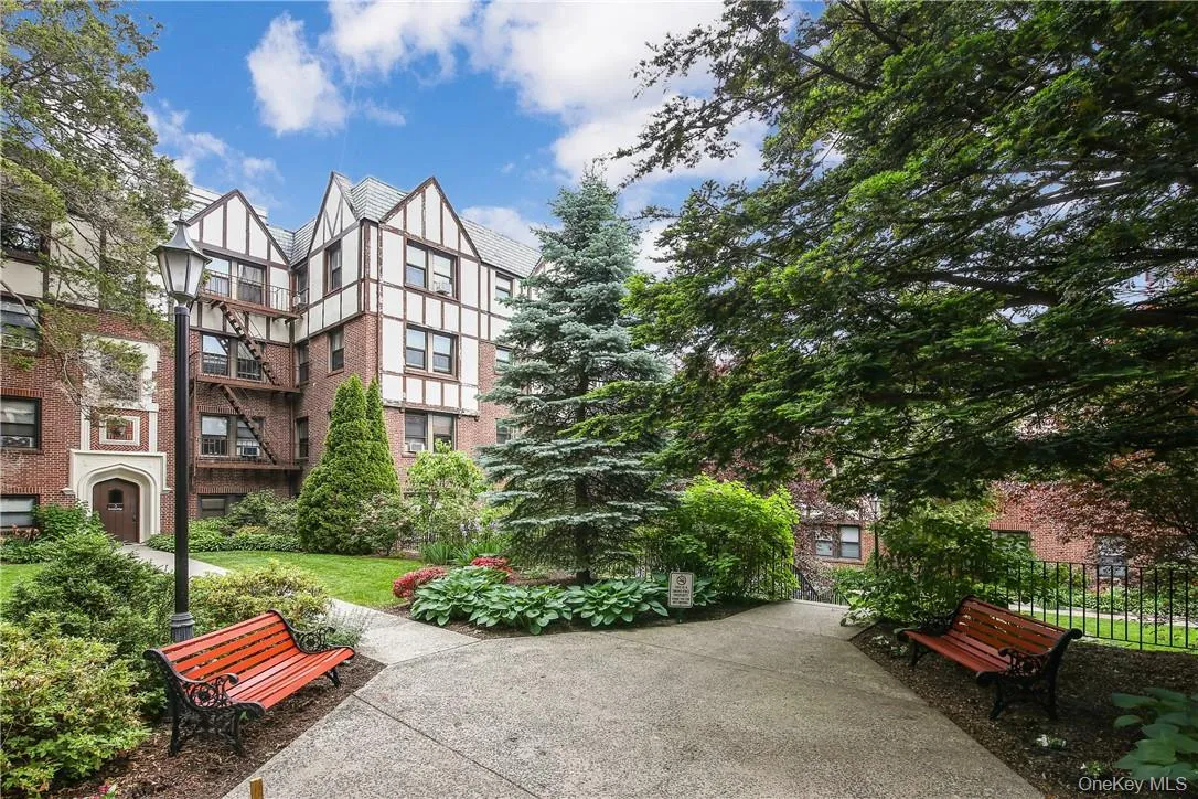 Enjoy an afternoon on a park bench in the lovely courtyard! Enjoy an afternoon on a park bench in the lovely courtyard!