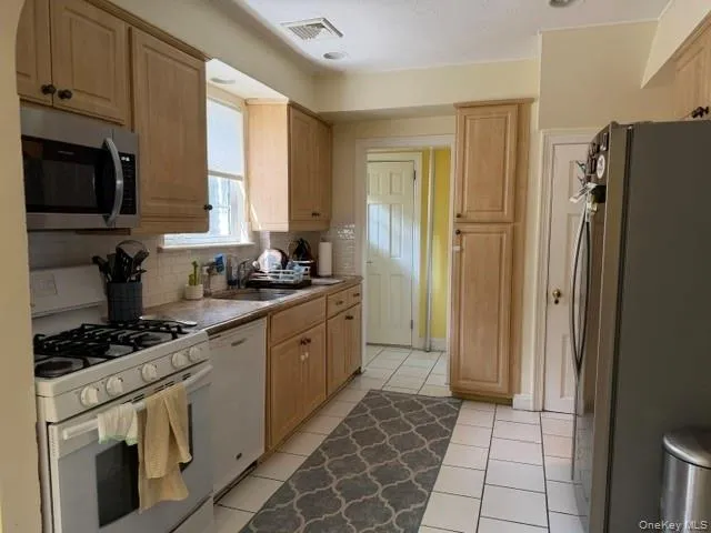 18 Shoreview Road, North Hempstead, NY, 3 Bedrooms Bedrooms, 7 Rooms Rooms,2 BathroomsBathrooms,Residential Lease,For Rent,Shoreview,0,1036215 18 Shoreview Road, North Hempstead, NY, 3 Bedrooms Bedrooms, 7 Rooms Rooms,2 BathroomsBathrooms,Residential Lease,For Rent,Shoreview,0,1036215