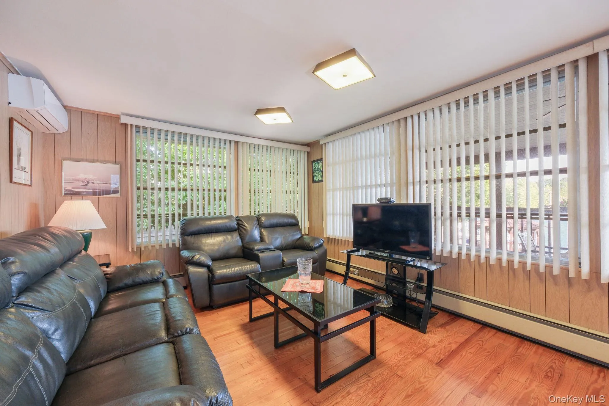 Livingroom. Livingroom.