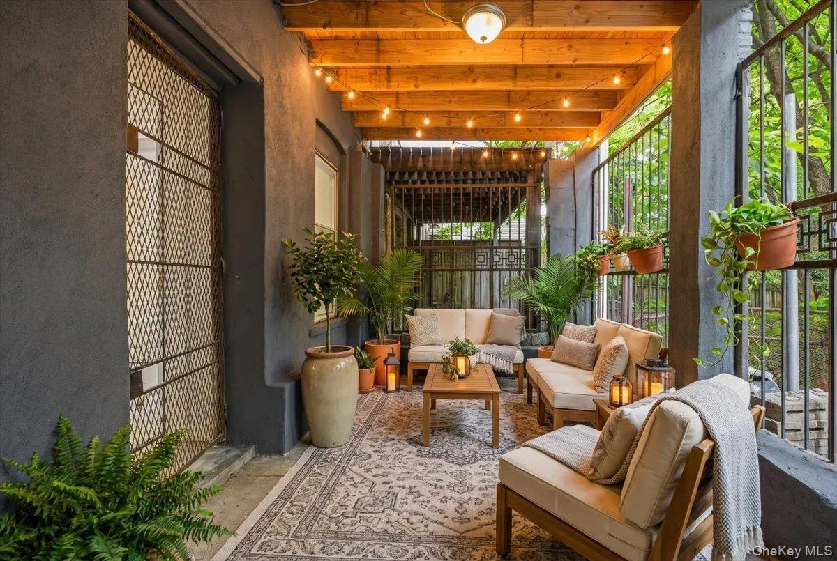 2050 Ryer Avenue, New York, NY, 4 Bedrooms Bedrooms, 7 Rooms Rooms,3 BathroomsBathrooms,Residential,For Rent,Ryer,0,1036237 2050 Ryer Avenue, New York, NY, 4 Bedrooms Bedrooms, 7 Rooms Rooms,3 BathroomsBathrooms,Residential,For Rent,Ryer,0,1036237