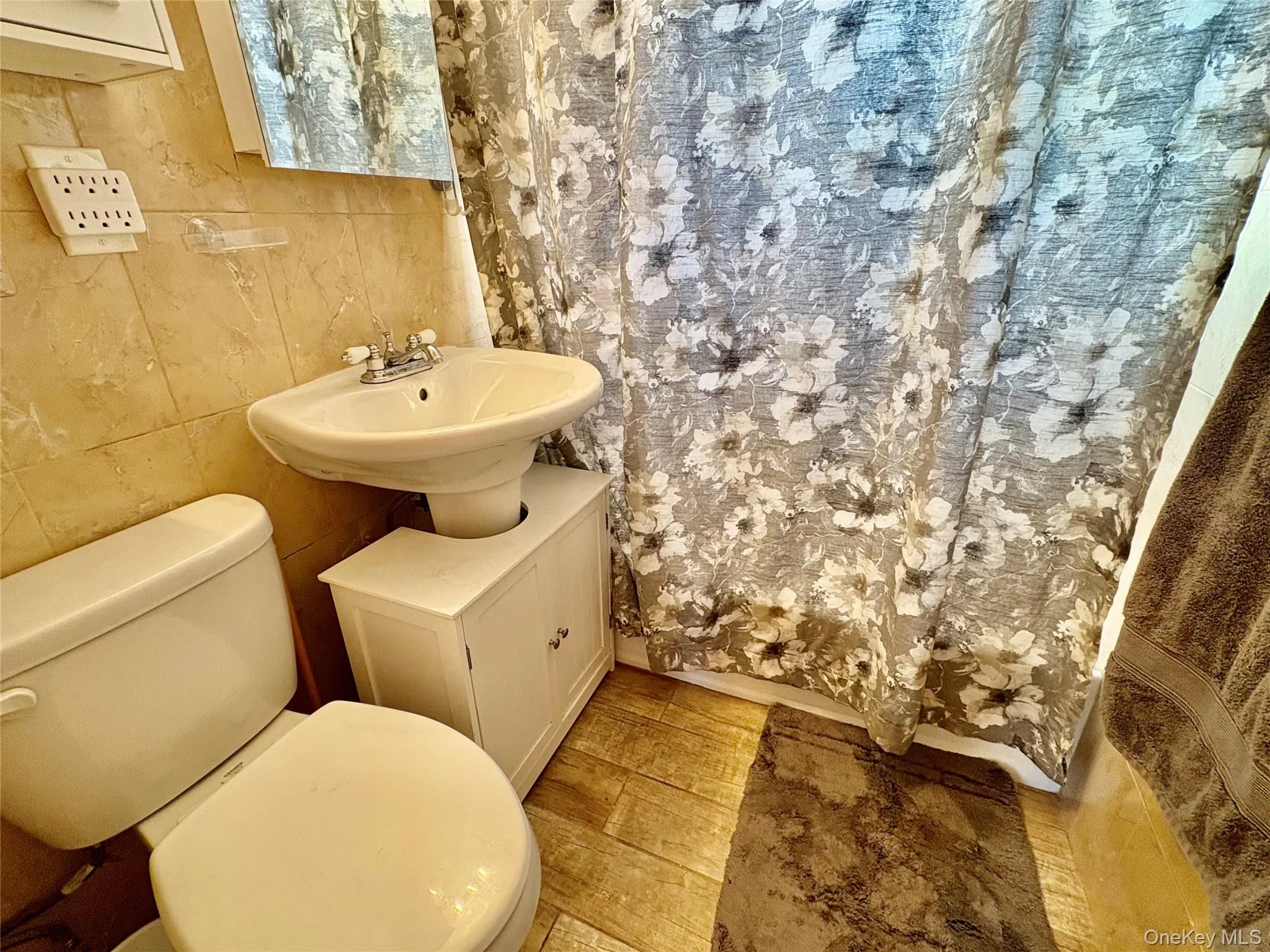 260-08 74th Avenue, New York, NY, 1 Bedroom Bedrooms, 3 Rooms Rooms,1 BathroomBathrooms,Residential Lease,For Rent,74th,0,1036275 260-08 74th Avenue, New York, NY, 1 Bedroom Bedrooms, 3 Rooms Rooms,1 BathroomBathrooms,Residential Lease,For Rent,74th,0,1036275