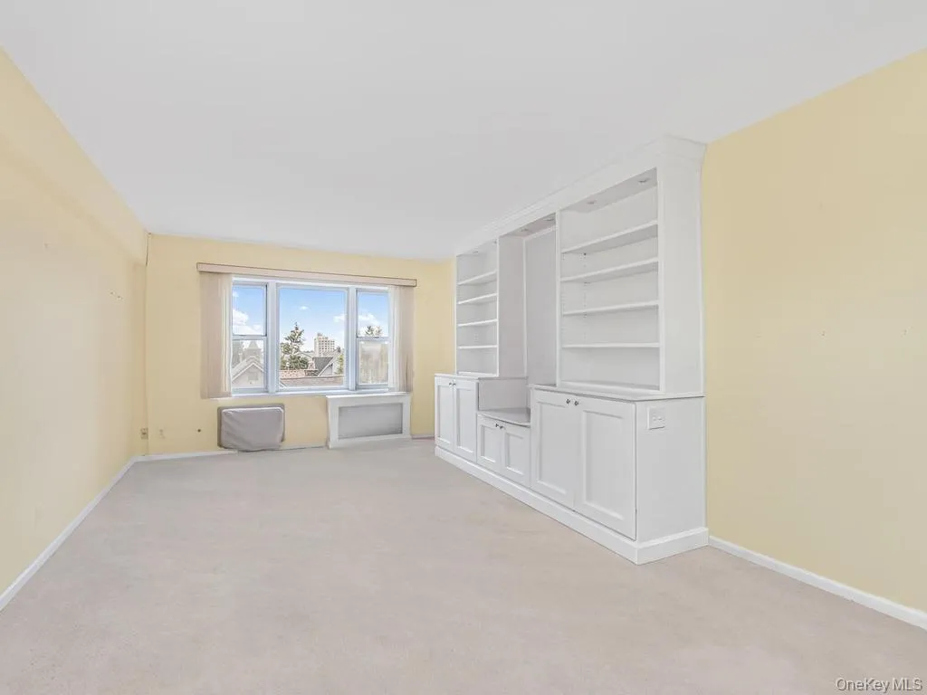 Spacious Living Room. Eastern view Spacious Living Room. Eastern view