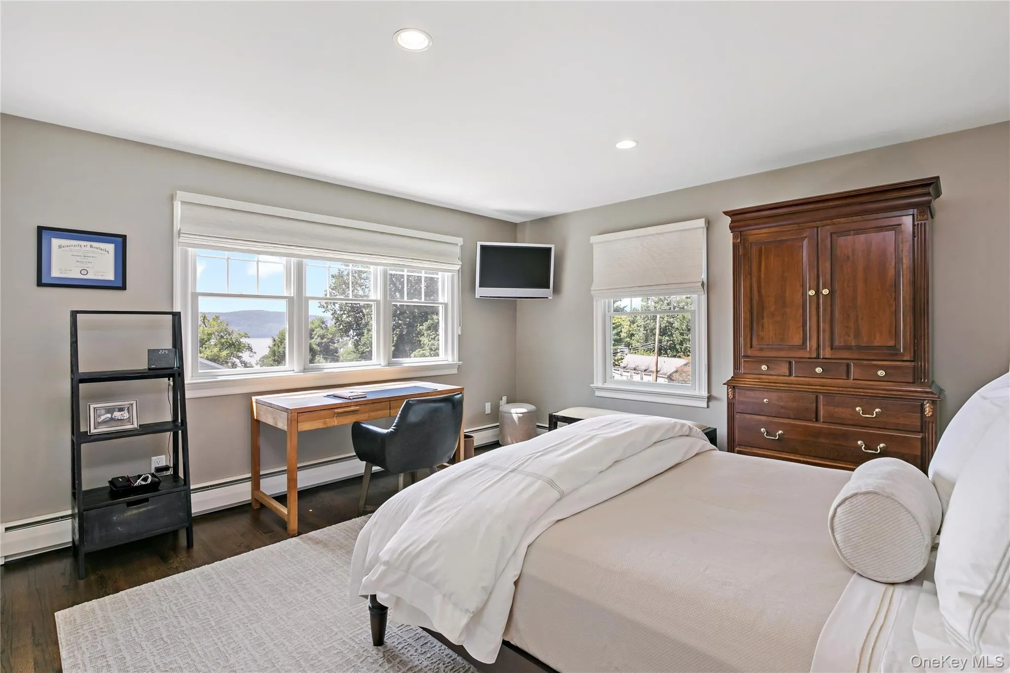 Bedroom with Amazing Hudson River Views All Year Round! Bedroom with Amazing Hudson River Views All Year Round!