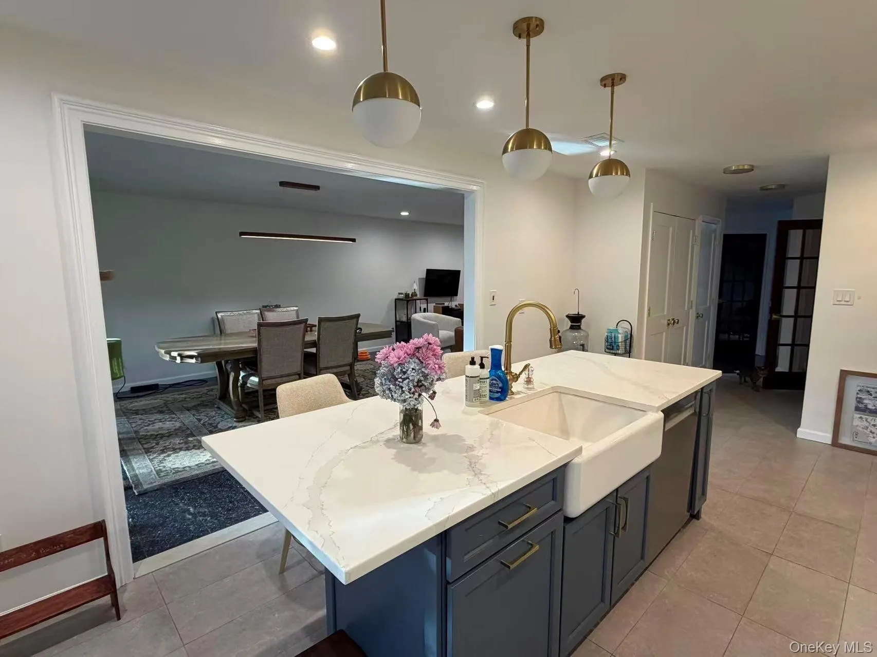 Open kitchen and furnished dinning area. Open kitchen and furnished dinning area.
