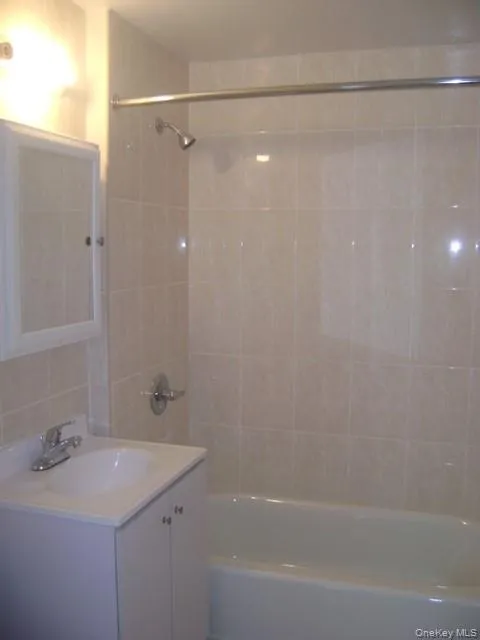 81-15 Queens, New York, NY, 1 Bedroom Bedrooms, 4 Rooms Rooms,1 BathroomBathrooms,Residential Lease,For Rent,Queens,0,1036318 81-15 Queens, New York, NY, 1 Bedroom Bedrooms, 4 Rooms Rooms,1 BathroomBathrooms,Residential Lease,For Rent,Queens,0,1036318