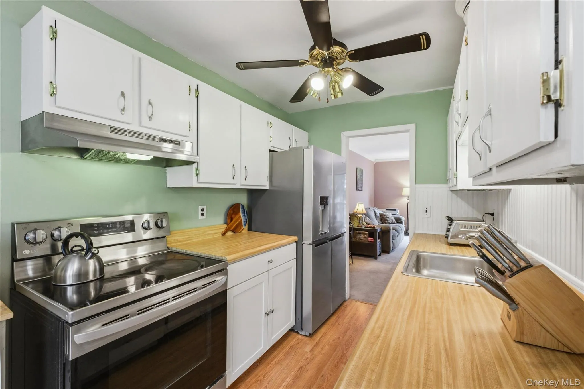 Wood style accents add a country feel Wood style accents add a country feel