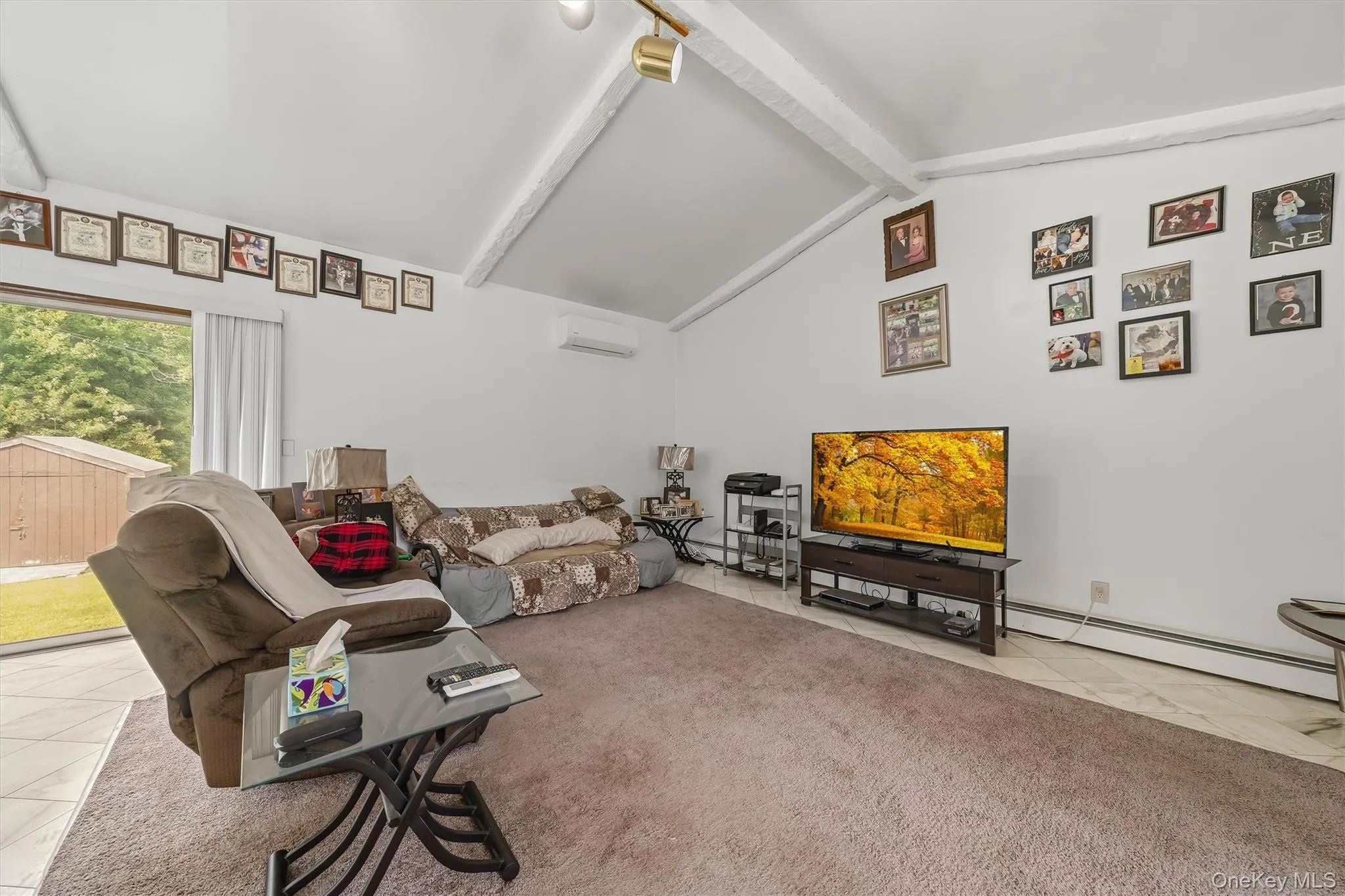 Spacious living Room w/ high ceilings Spacious living Room w/ high ceilings