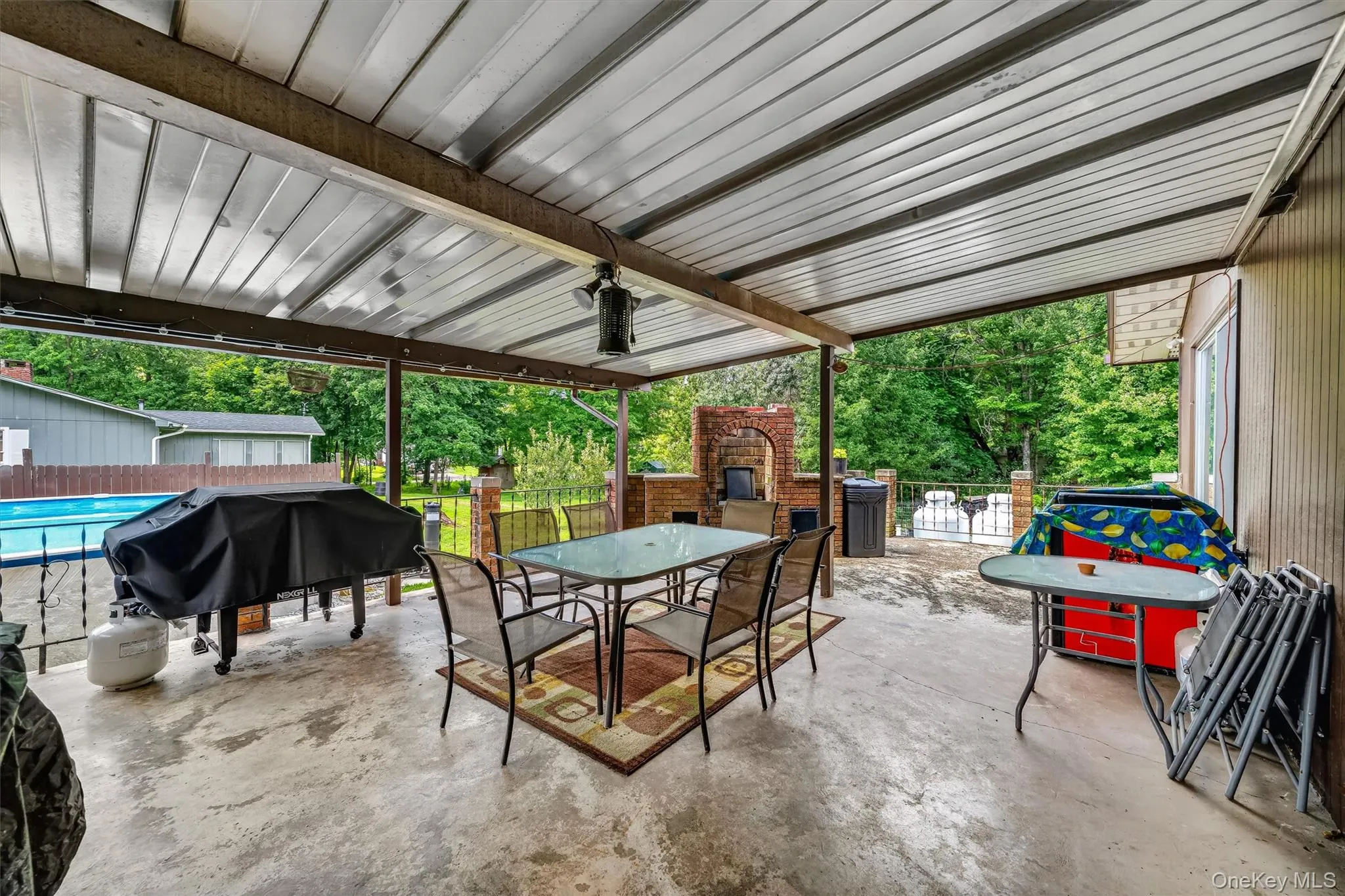 Large covered patio with pizza oven for entertaining! Large covered patio with pizza oven for entertaining!