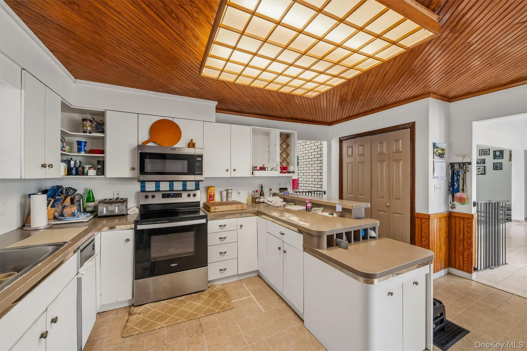 Kitchen with breakfast bar Kitchen with breakfast bar