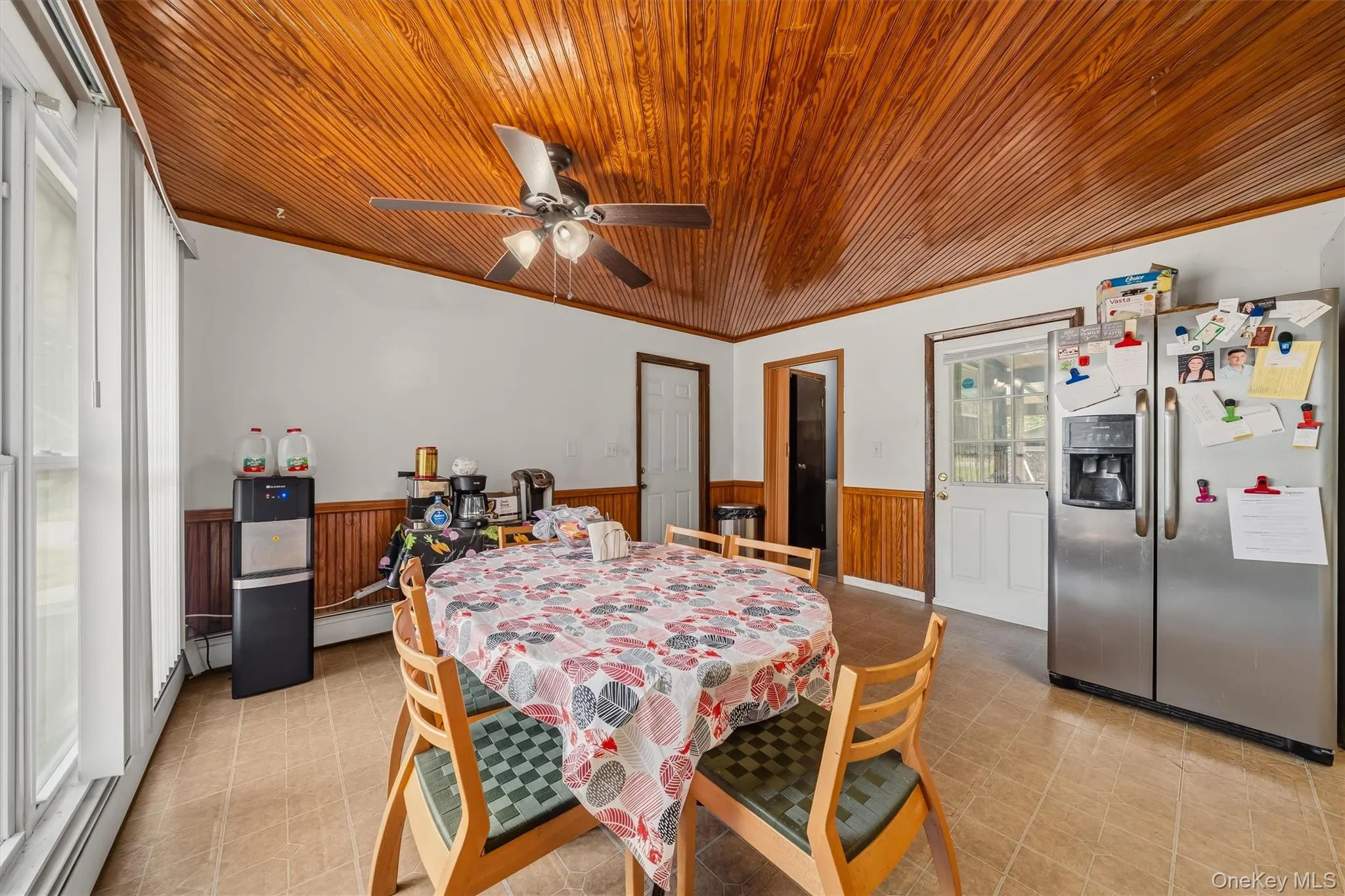 Eat-in kitchen Eat-in kitchen