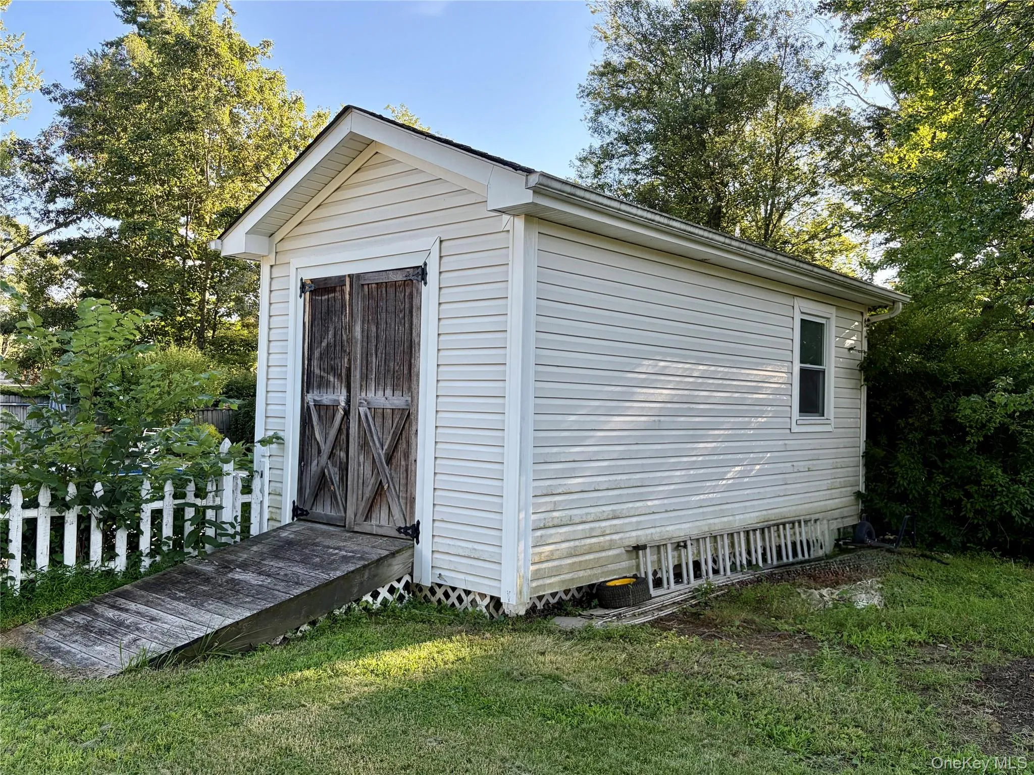 Pool House/Shed or Play House (rear) Pool House/Shed or Play House (rear)